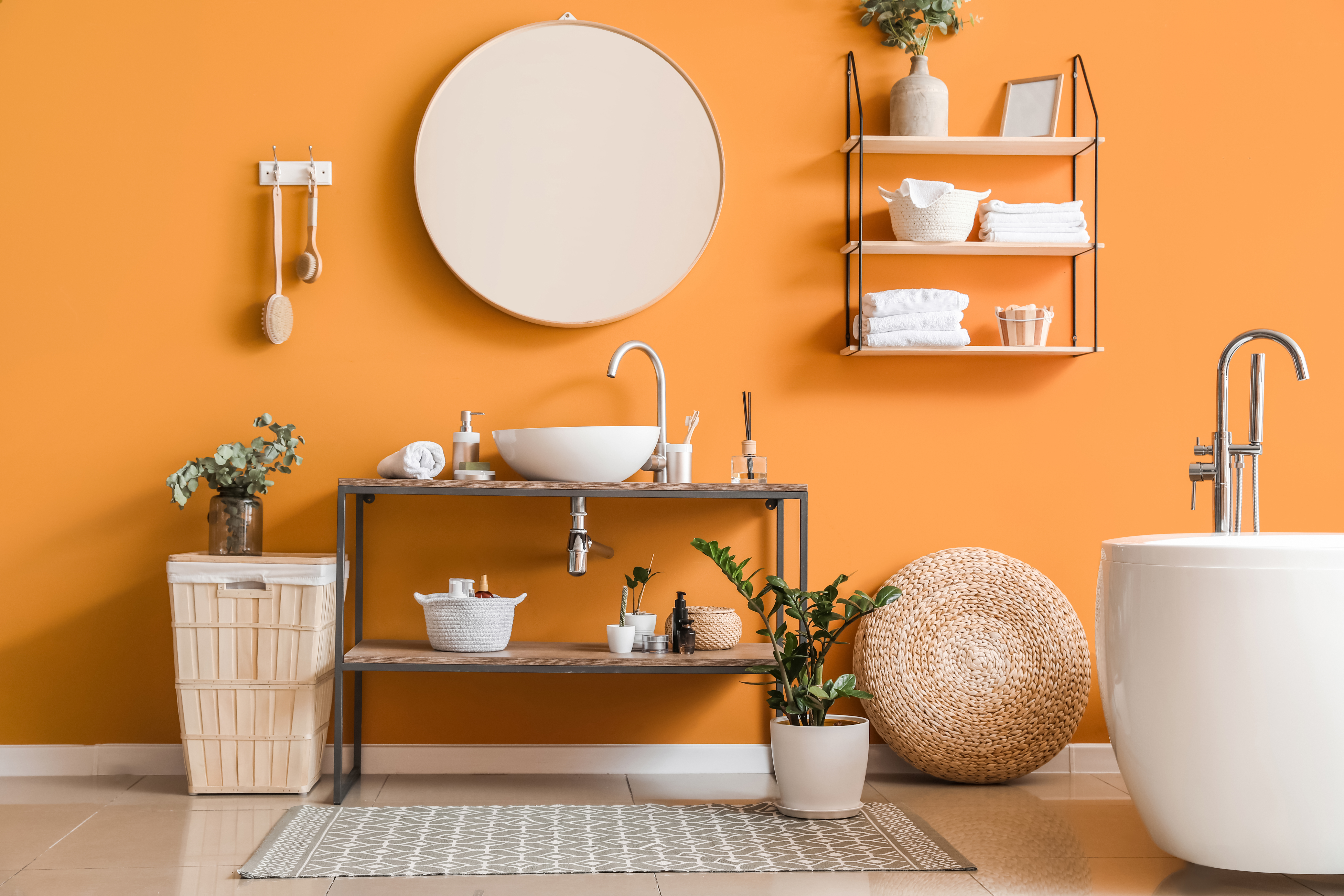 Banheiro com decoração moderna e prateleiras 