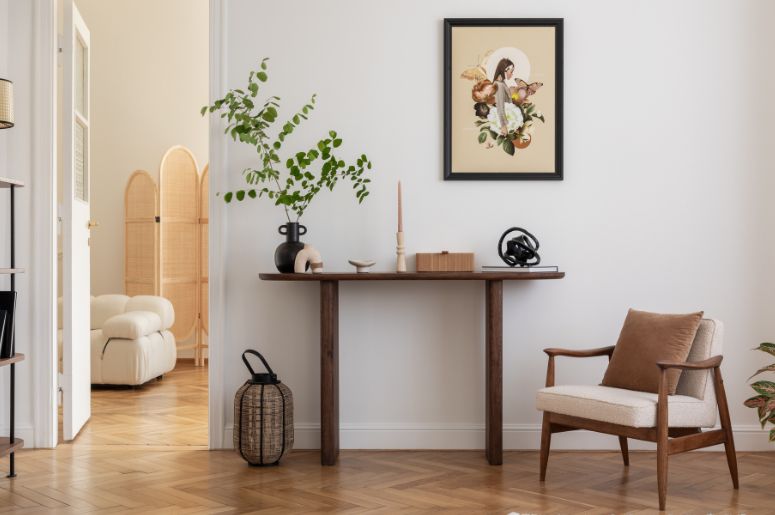Sala com decoração aconchegante e piso de madeira