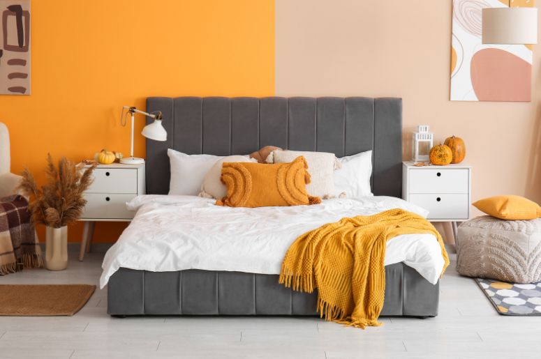 Quarto de casal decorado com parede amarela
