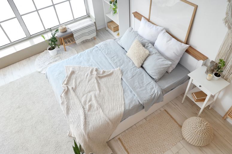 Quarto de casal com parede branca