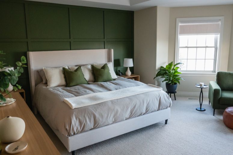 Quarto de casal com parede verde