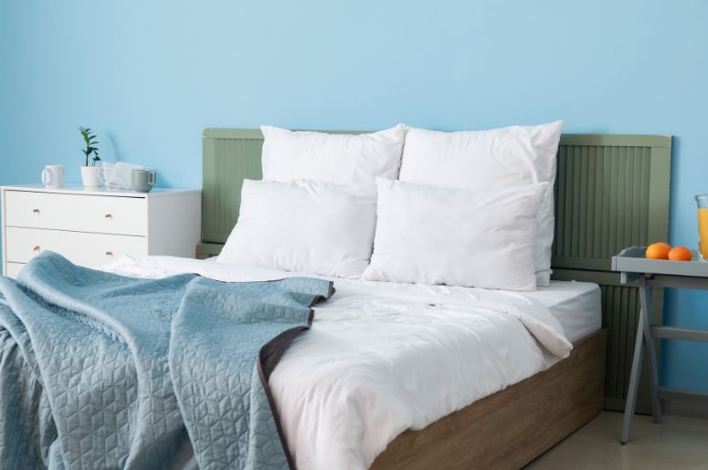 Quarto de casal com parede azul