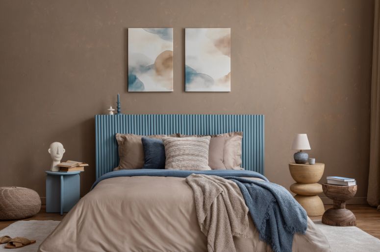Quarto de casal com parede marrom