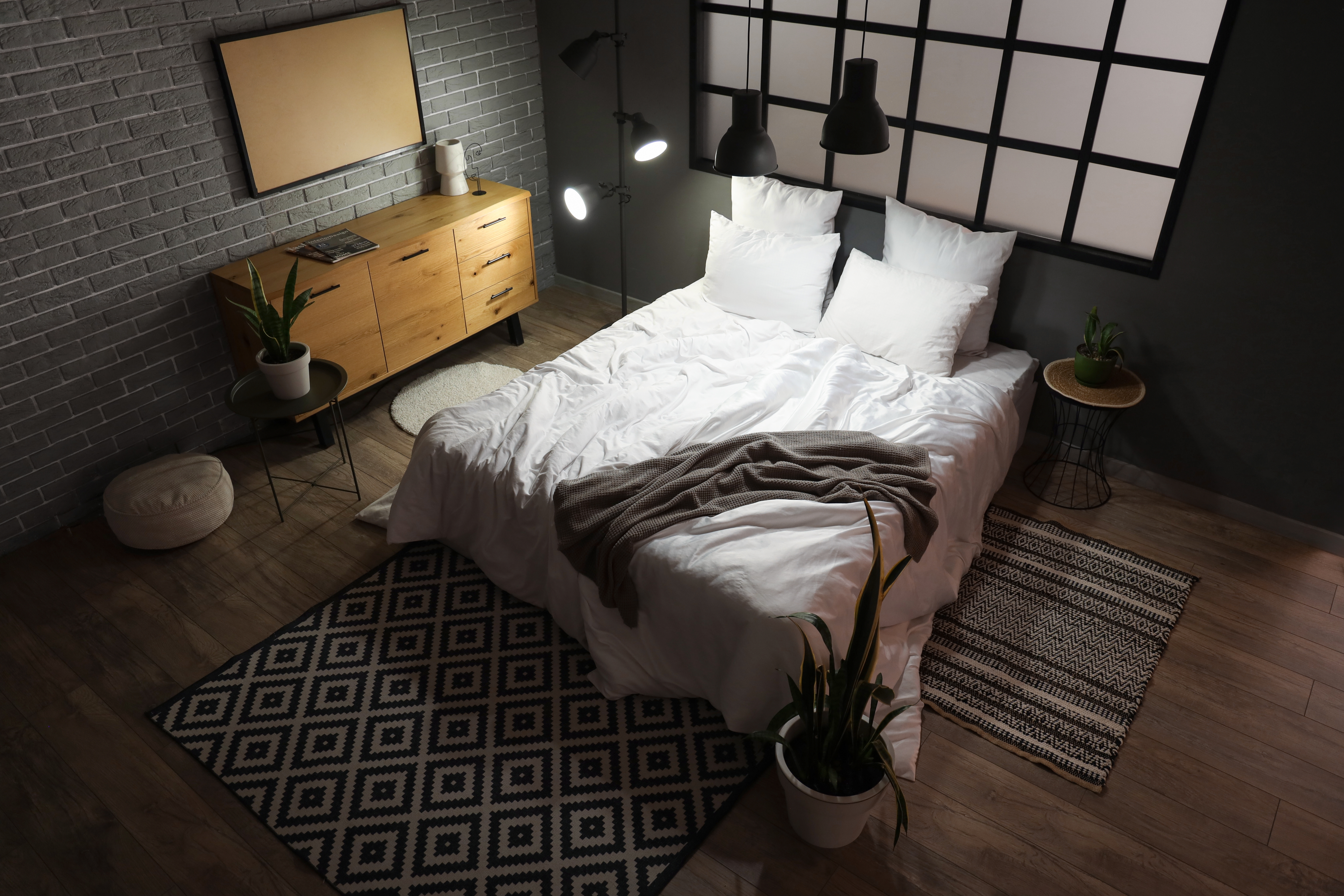 Quarto de casal com parede cinza