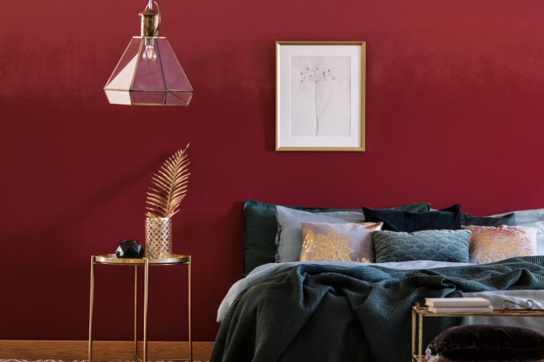 Quarto de casal com parede vinho