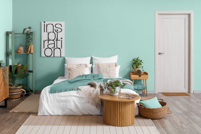 Quarto de casal com parede azul claro