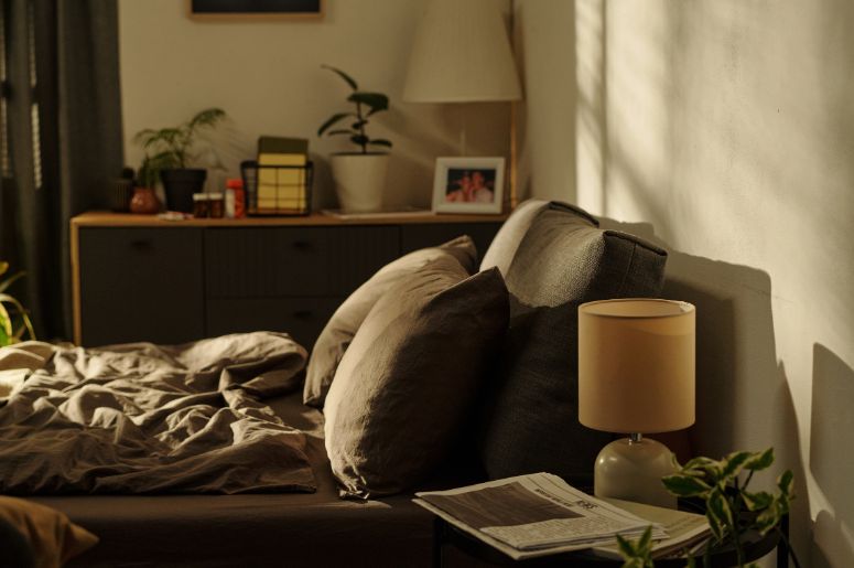 Quarto de casal com decoração cinza