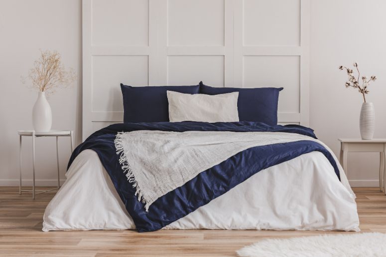 Cama king size com jogo de cama branco e azul