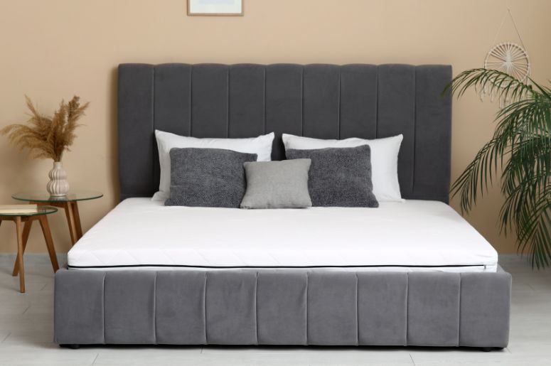 Cama cinza com colchão de espuma