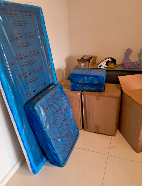 Móveis desmontados e organizados em caixas