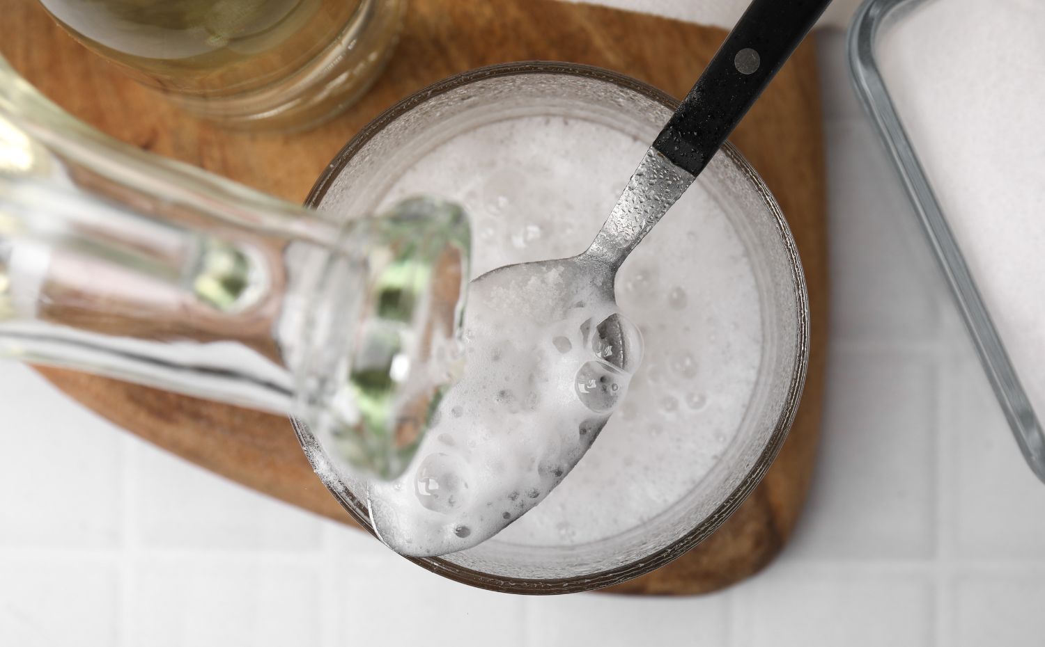 Bicarbonato de s&oacute;dio com vinagre