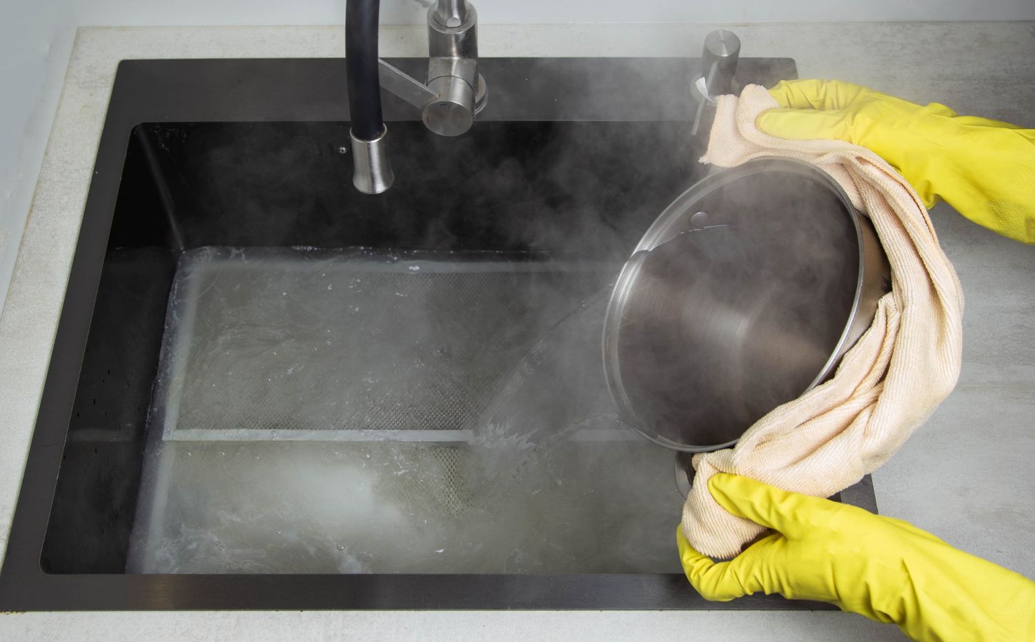 &Aacute;gua quente com detergente na pia