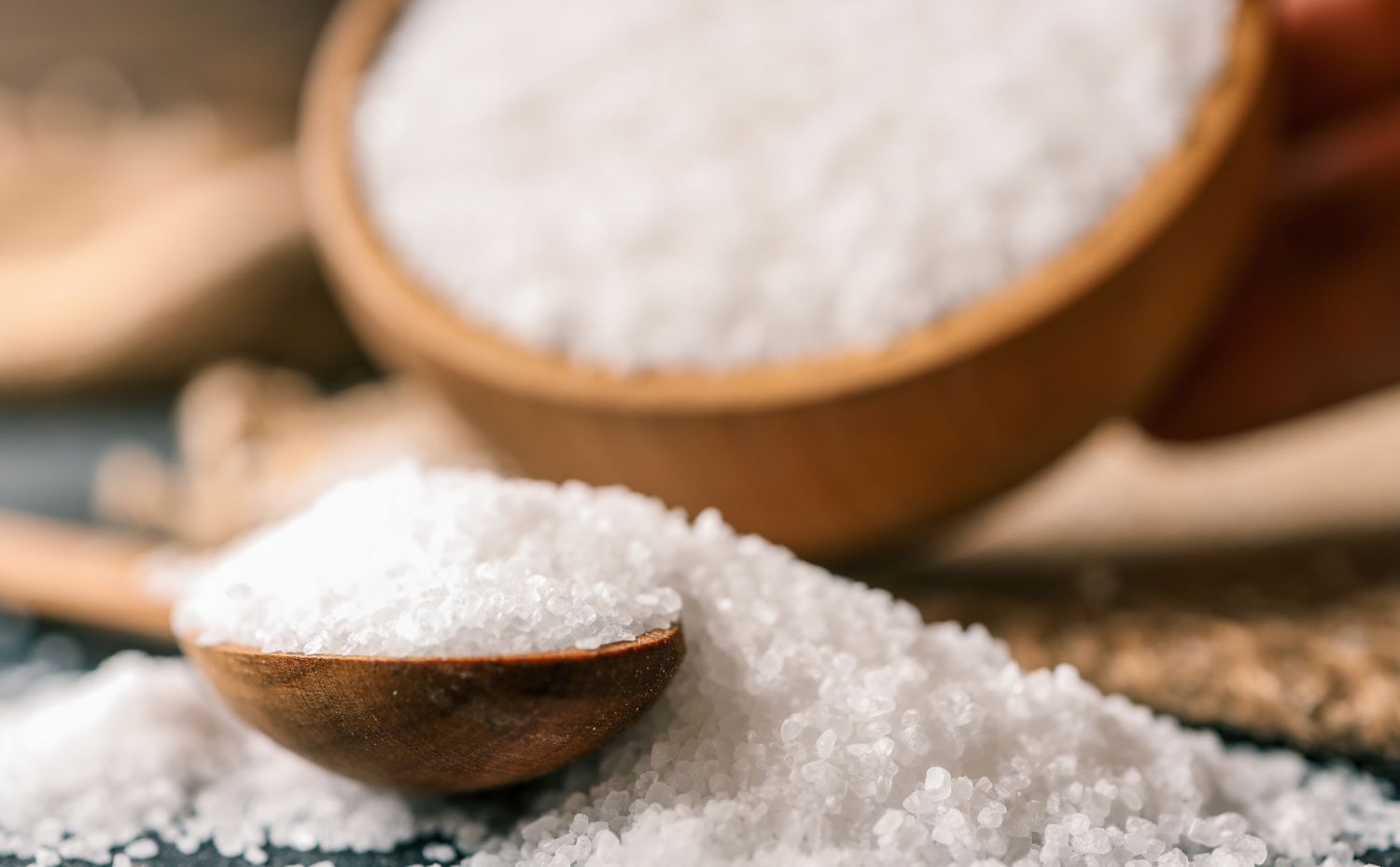 Pote e colher com sal grosso