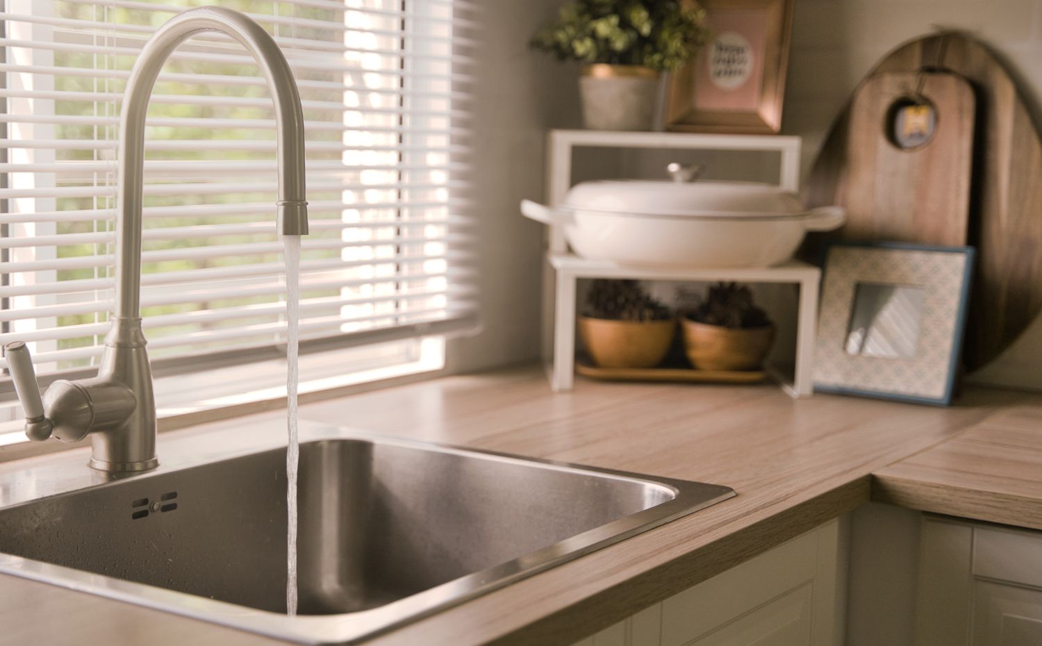 Pia de cozinha com torneira aberta