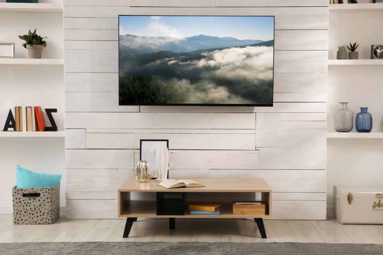 Sala branca com TV instalada