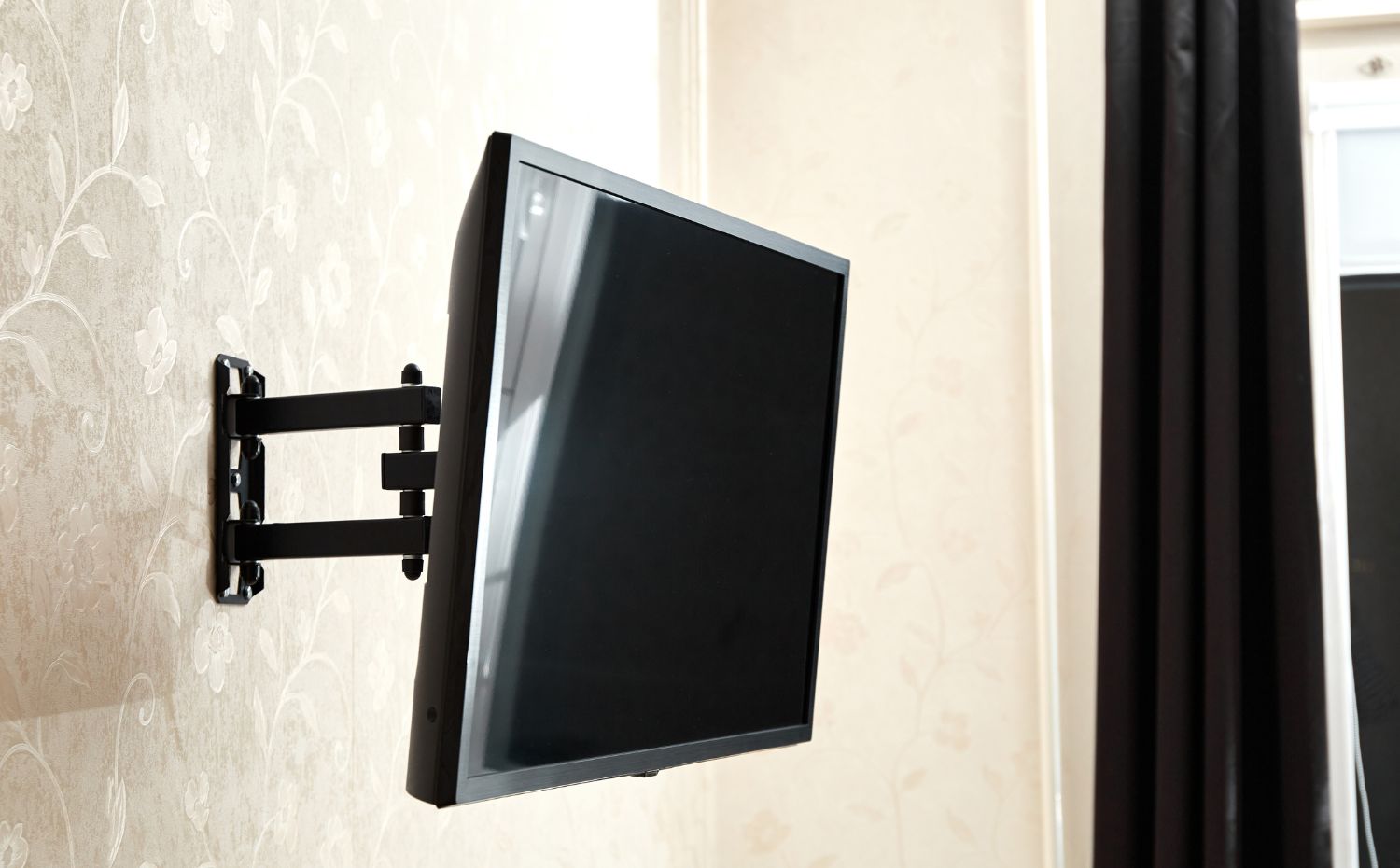 TV instalada na parede 