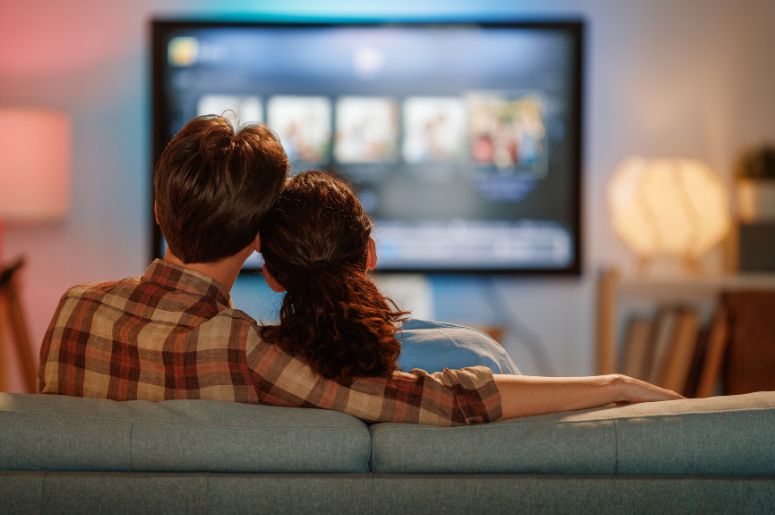 Casal assistindo TV