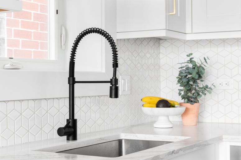 Misturador preto de cozinha