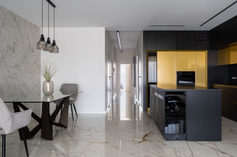 Cozinho decorada com piso branco