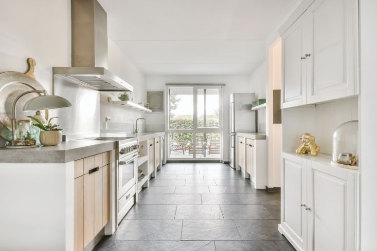 Cozinha branca com piso de porcelanato