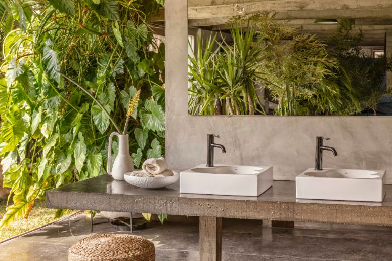 Cuba branca em ambiente aberto