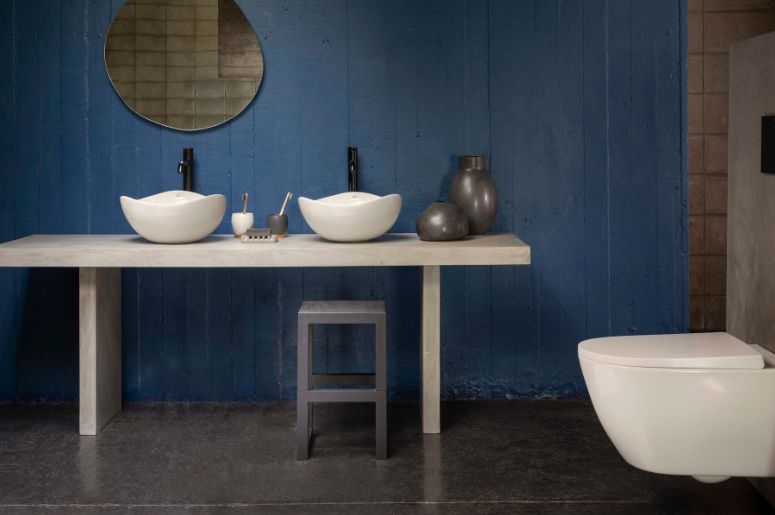 Banehiro com parede azul e cuba branca 