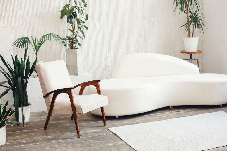 Casa decorada com tapete e sof&aacute; branco