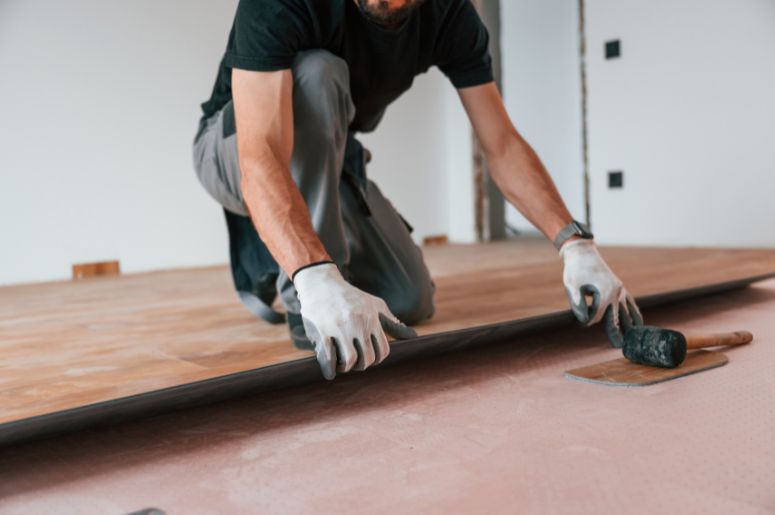 Homem instalando piso