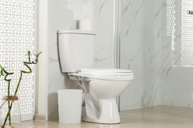 Banheiro decorado com piso branco