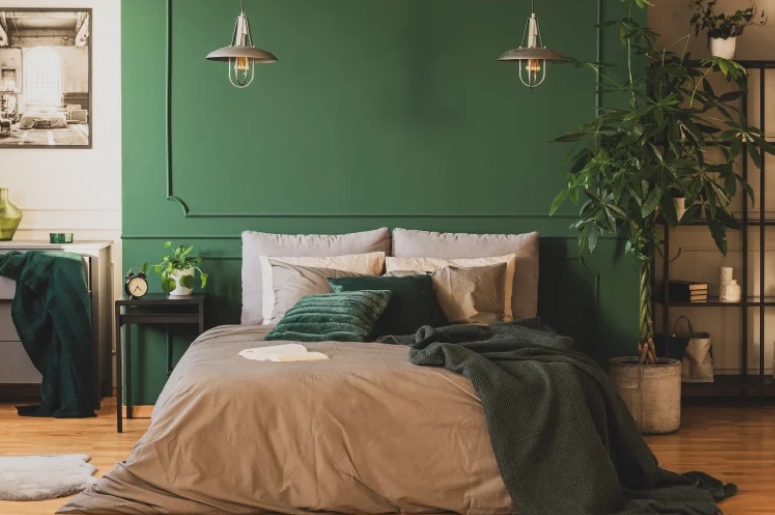 Quarto decorado com parede verde