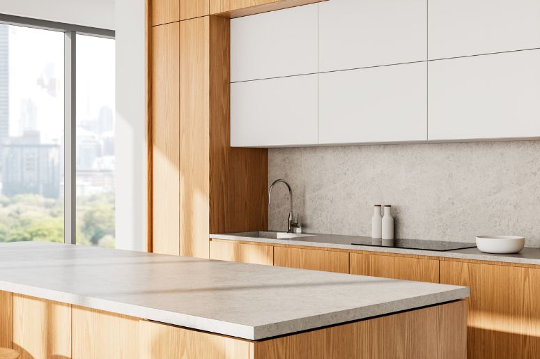 Cozinha com m&oacute;veis de madeira 