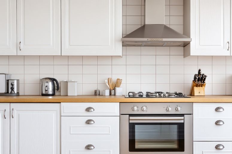 Cozinha com azulejos brancos