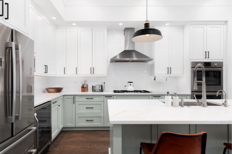 armário de cozinha branco em uma cozinha americana grande 