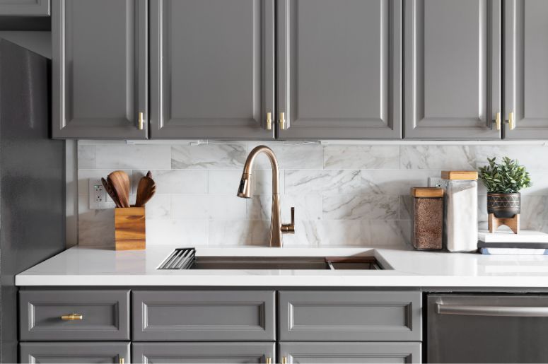 armário de cozinha cinza 