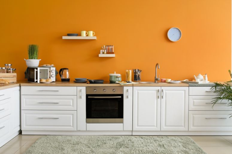Cozinha com parede laranja 