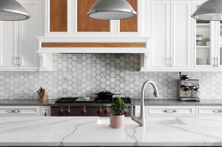 Cozinha com decora&ccedil;&atilde;o branca