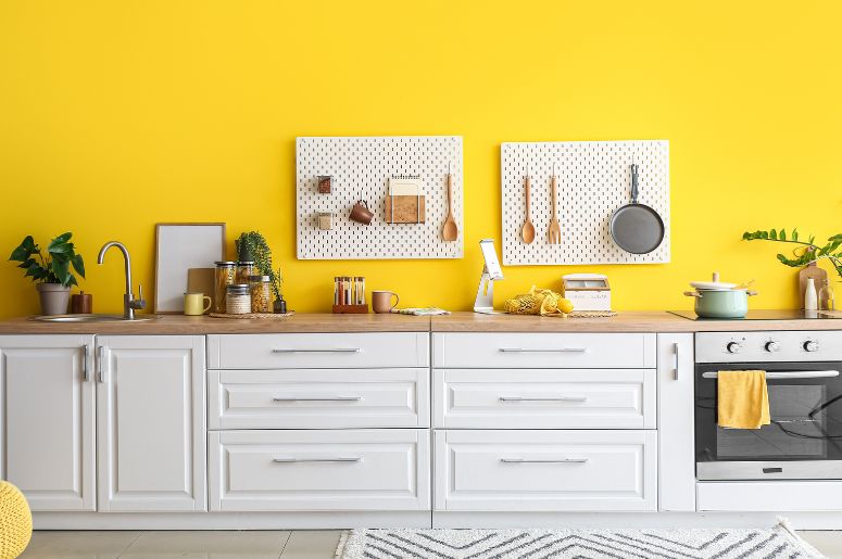 Cozinha com parede amarela