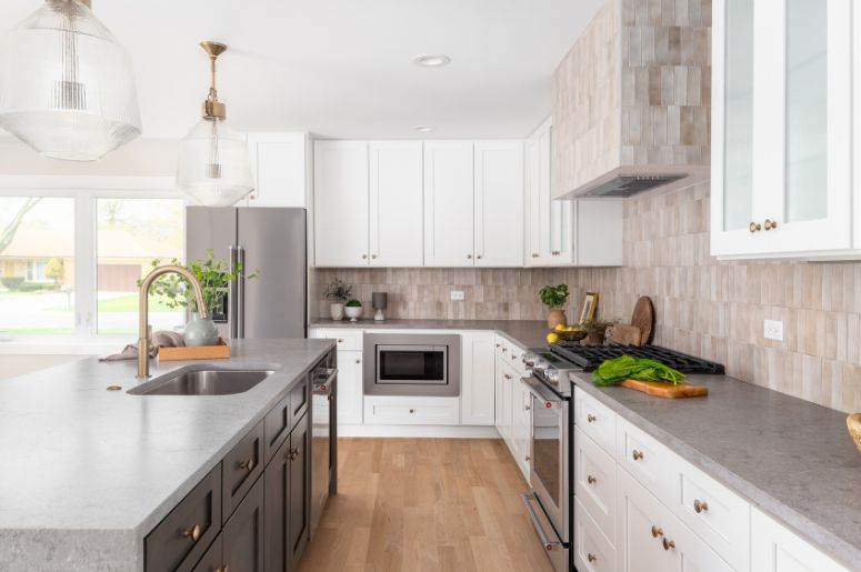 Cozinha com parede de pedra