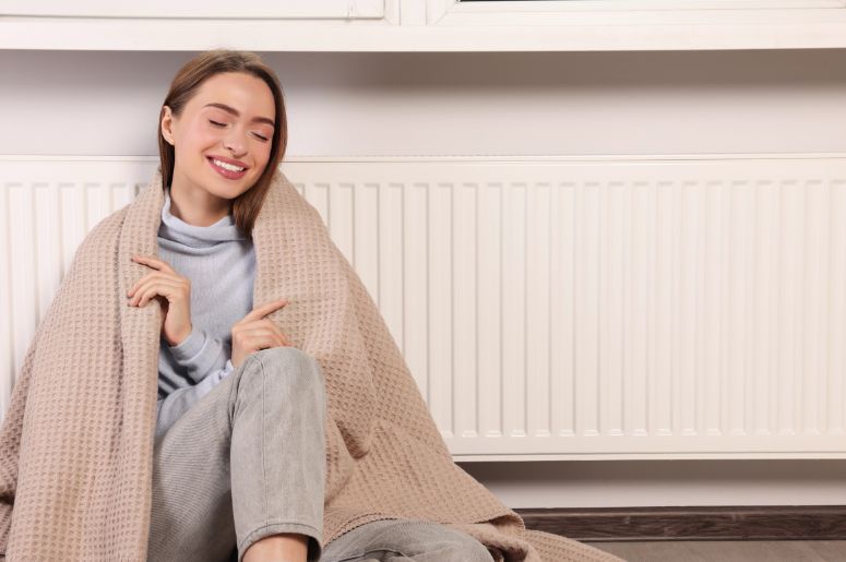 mulher com aquecedor ligado