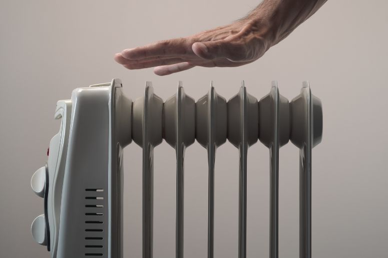 aquecedor em uma parede cinza