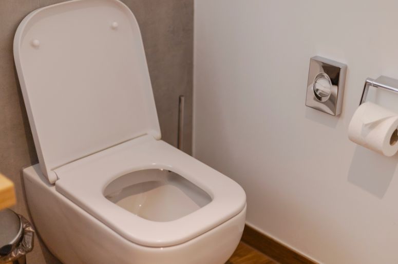 banheiro com vaso sanitário branco