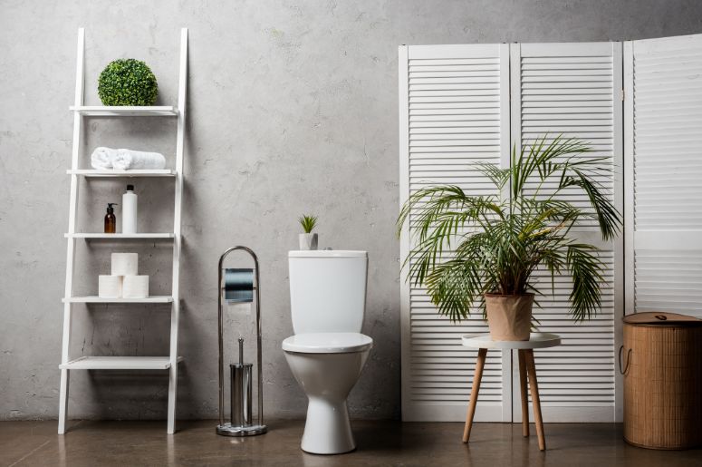 Banheiro decorado com plantas