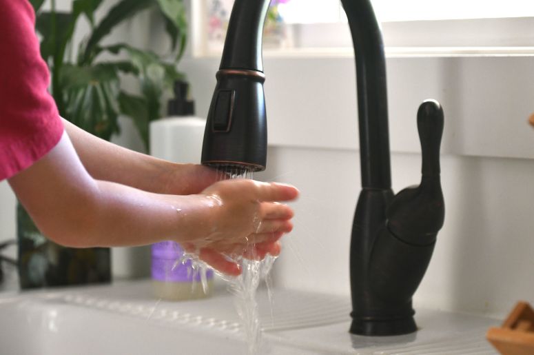 torneira preta ligada