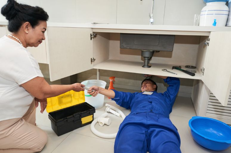 encanador trabalhando