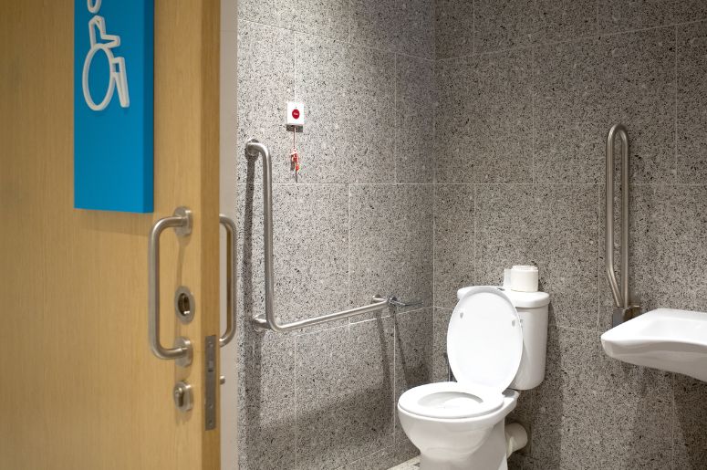 Banheiro acessivel com porta de madeira