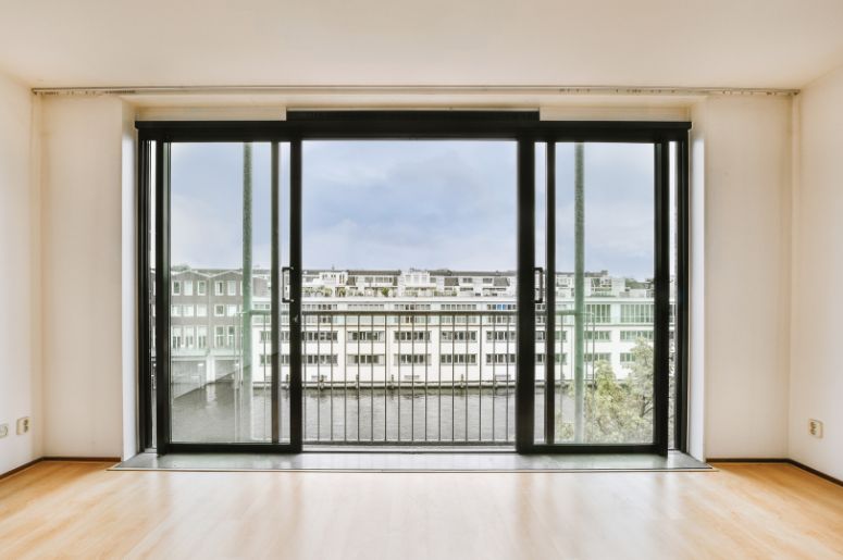 Porta de correr na sala de um apartamento