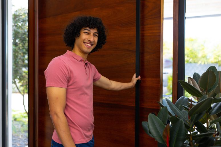 Homem usando uma porta pivotante