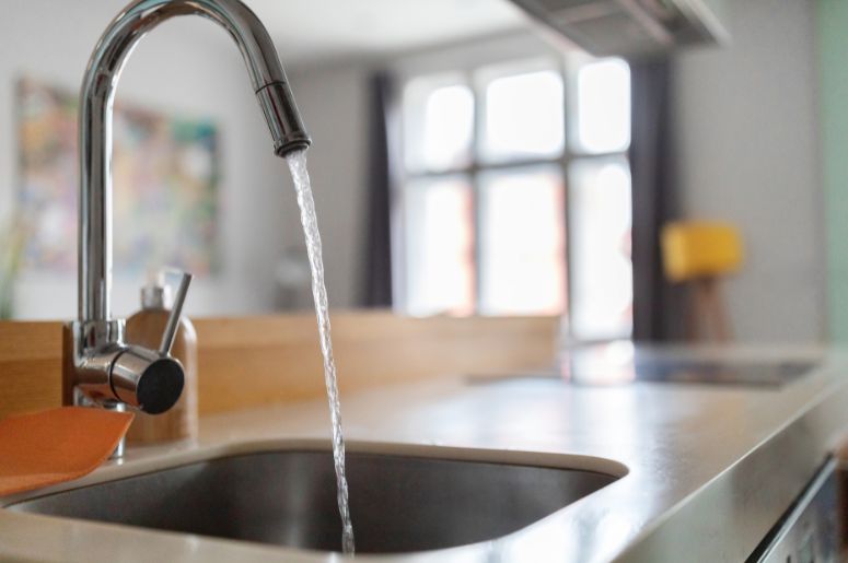 Torneira de cozinha ligada 