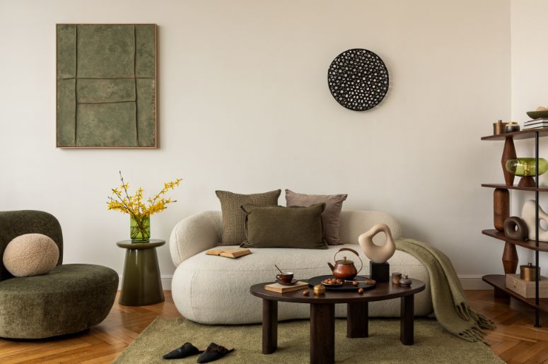 Sala com m&oacute;veis redondos e decora&ccedil;&atilde;o org&acirc;nica