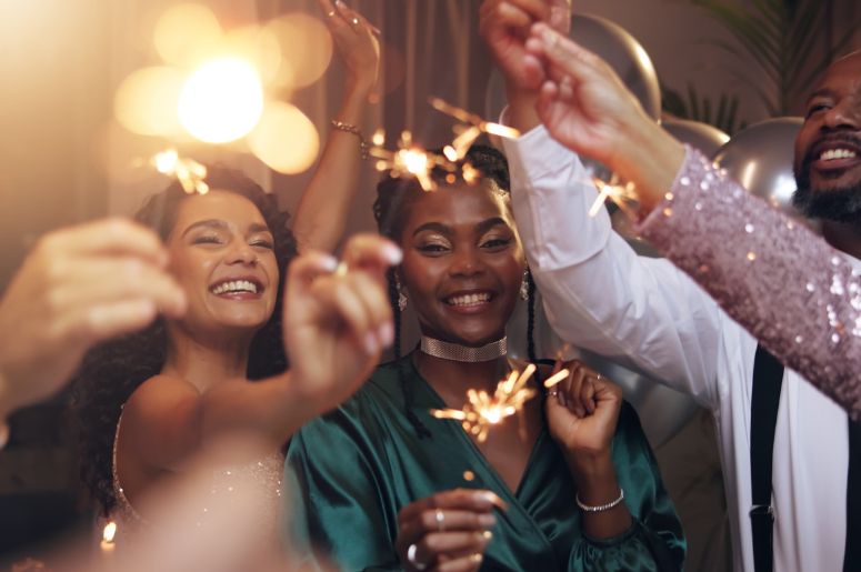 Decoração de Ano-Novo simples: Ideias para 2026! Amigos comemorando o ano novo